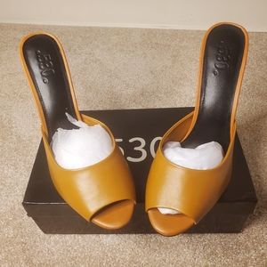"Queen" mules in brown